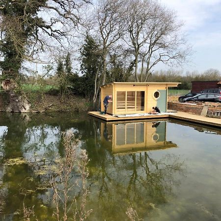 The Kestrel Shepherd Hut, Whitehouse Farm 斯托马基特 外观 照片
